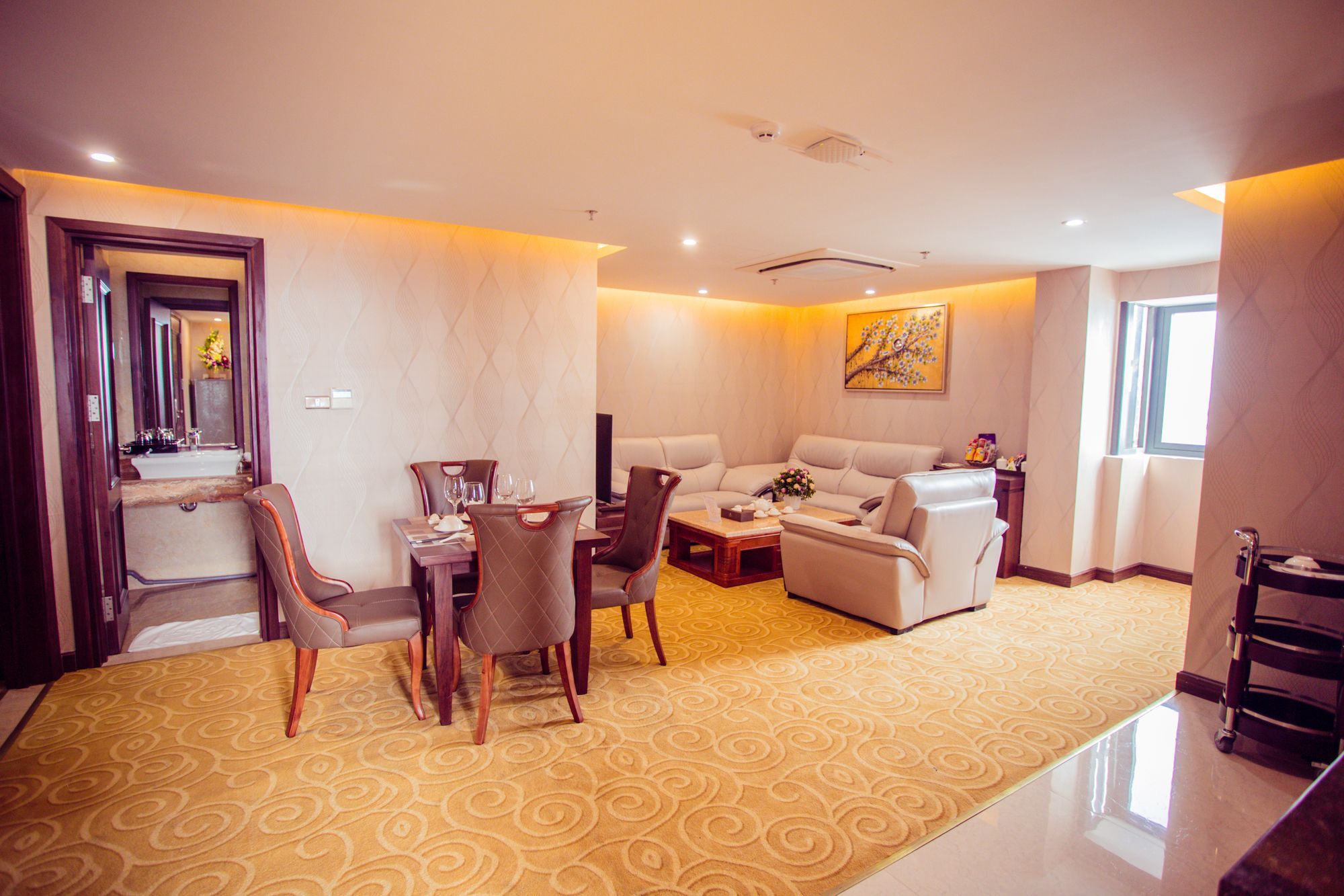 Khách sạn Luxtery &